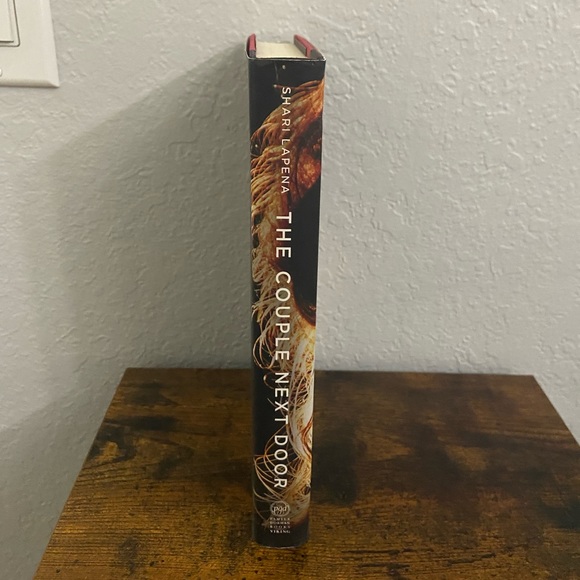 The couple next door hardcover book Shari lapena - Picture 5 of 6